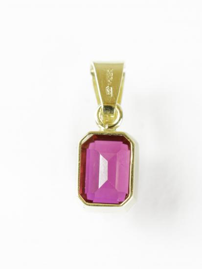 Zlatý přívěsek s červeným kamenem