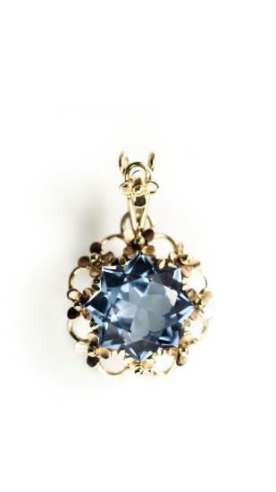 Zlatý přívěsek s modrým kamenem, 2,33g
