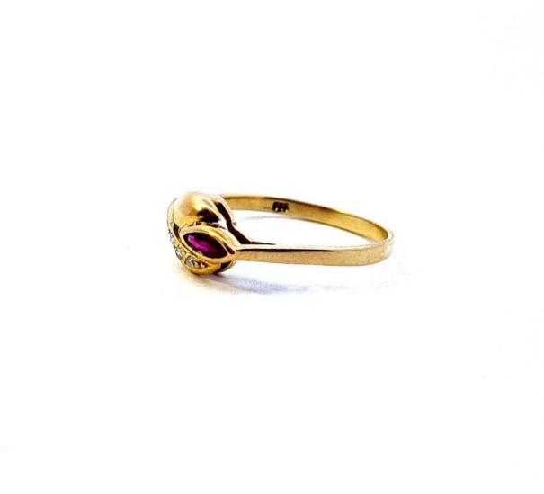 Zlatý prsten s rubínem a diamanty, vel. 55