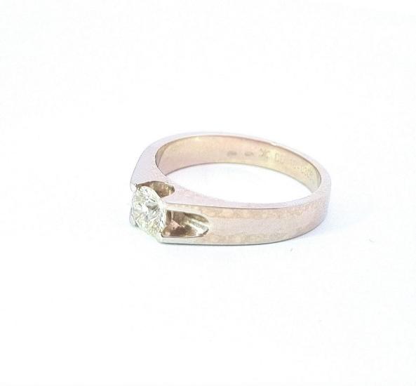Zlatý prsten s briliantem 0,7 ct, vel. 62,5