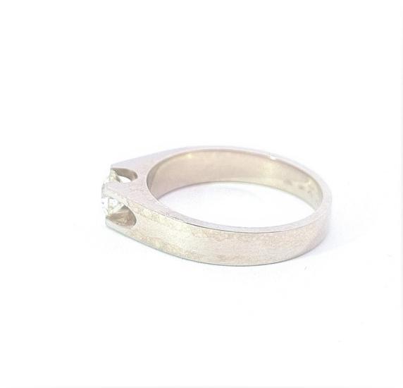 Zlatý prsten s briliantem 0,7 ct, vel. 62,5
