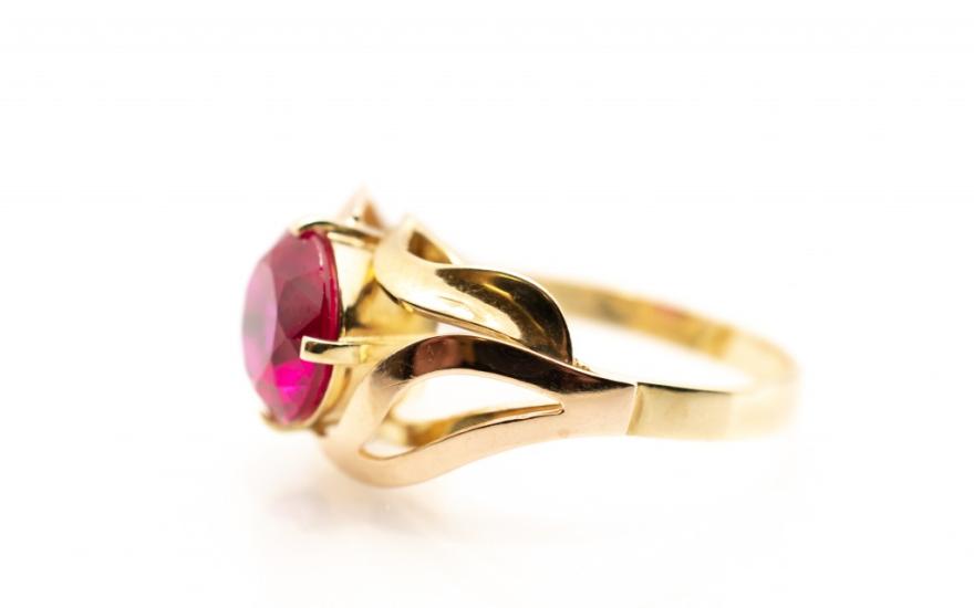 Zlatý prsten s červeným kamenem, vel. 57