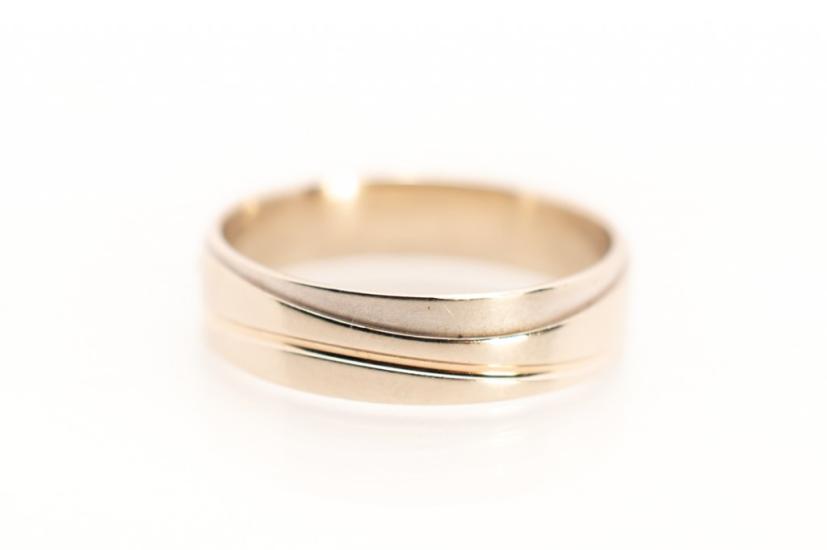 Zlatý prsten s diamantem, 0,04 ct, vel. 56