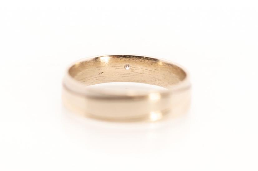 Zlatý prsten s diamantem, 0,04 ct, vel. 56