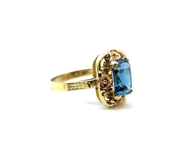 Zlatý prsten se zeleným kamenem, vel. 55 Zlatý prsten se zeleným kamenem, vel. 55