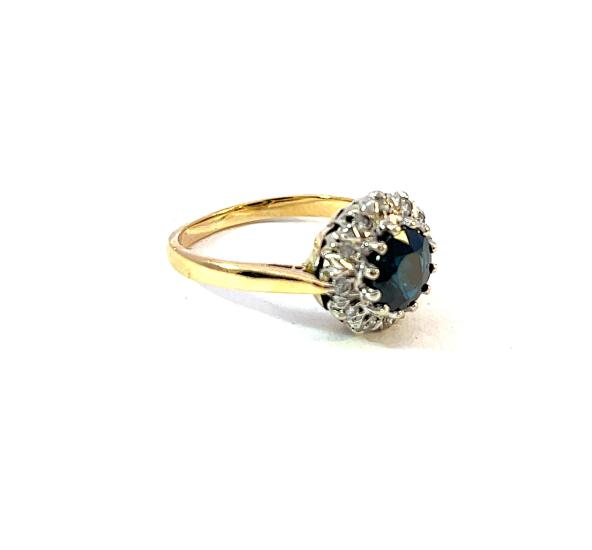 Zlatý prsten se safírem a diamanty, 18 k, vel. 55,5 - 5 Zlatý prsten se safírem a diamanty, 18 k, vel. 55,5 - 5