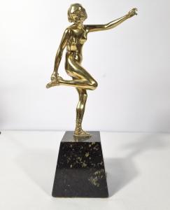 Art Deco plastika- dívka v sandálích