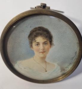 Miniatura-portrét dívky s medailonem,1919