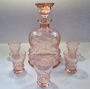 Broušená karafa z růžového skla s pěti panáky