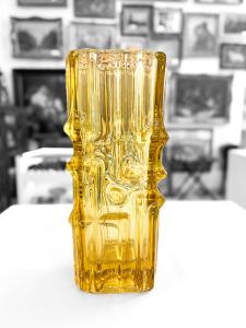 Žlutá lisovaná váza, 20 cm