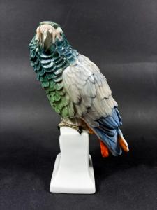 Porcelánová soška papouška