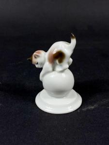 Porcelánová soška koťátka