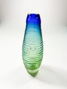 Žíhaná skleněná vázička s proužky, 23 cm