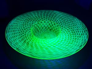 Hutní mísa z uranového skla, průměr 28 cm