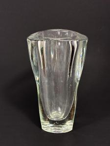 Čirá trojhranná váza, 20 cm
