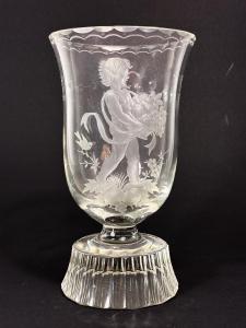 Pohárek s rytinou Bacchuse, výška 18 cm