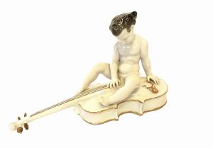 Porcelánová soška - Putto na violoncellu