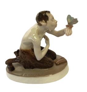 Porcelánová soška - Faun s motýlem