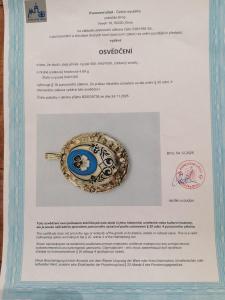 Zlatý medailon s emailem a safírem