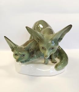 Porcelánová plastika sousoší fenků