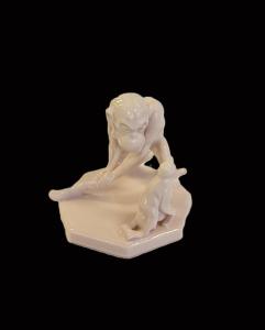 Porcelánová figurka opice - ,,Golfista"