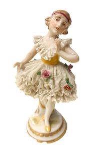 Porcelánová soška tanečnice v tylové sukni