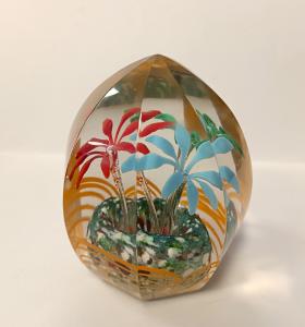 Skleněné těžítko s květy