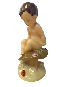 Porcelánová figurka ,,Chlapec sedící na houbě" - Royal Dux