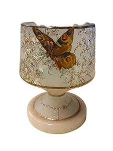 Sleněný pohár s plastickým motýlem a květinami