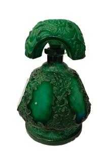 Malachitová karafa zdobená reliéfními květinami