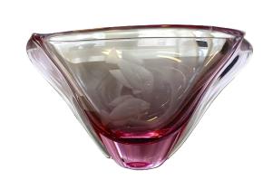 Skleněná dekoraticní mísa z hutního skla s vybroušenými rybami