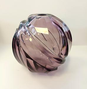 Designová fialová váza