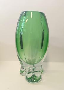Krásná zelená váza z hutního skla