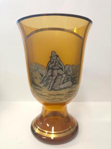 Váza z medového skla s dekorativní perokresbou pastýře a zlacenými detily