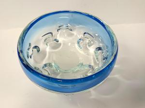 Krásná modrá mísa z hutního skla