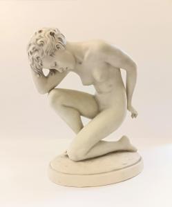 Porcelánová soška Royal Dux ,,Klečící akt"