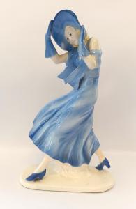 Porcelánová soška dáma v modrém klobouku Royal Dux