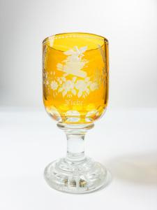 Pohár ve žlutém odstínu, lovecký motiv, 14 cm
