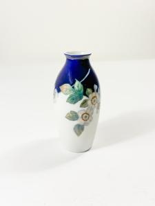 Porcelánová váza s šípkovou růží
