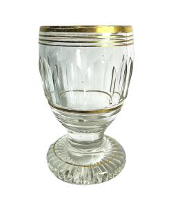 Pohár se zlaceným detailem