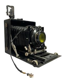 Starý měchový fotoaparát značky Compur