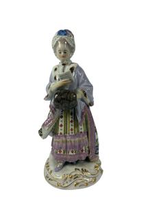 Soška dámy v zimním kabátu - Míšeňský porcelán