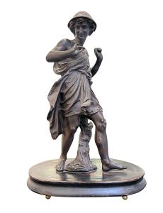 Socha mladíka v rouše