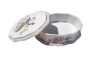 Malá dóza s motivem páva