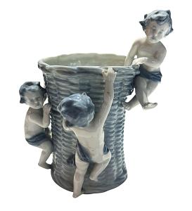 Figurální vázička- Putti na košíku