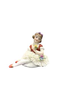 Porcelánová soška sedícího děvčátka