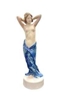 Porcelánová soška nahé protahující se ženy