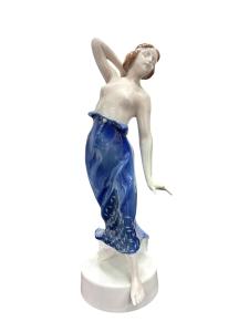 Porcelánová soška tančící nahé ženy