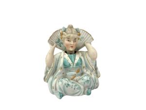 Porcelánová soška v kimonu