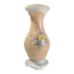 Váza s florálním motivem